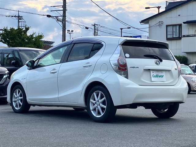 トヨタ アクア G 静岡県 2013(平25)年 5.6万km ライムホワイトパールクリスタルシャイン エンジンスタートボタン/保証書/取扱説明書/記録簿/パワーステアリング/パワーウィンドウ/アイドリングストップ/スマートキー/スペアキー１本/オートエアコン/バックカメラ/純正ナビ/純正フロアマット/純正アルミホイール/ABS/横滑り防止装置/オートライト/Wエアバック