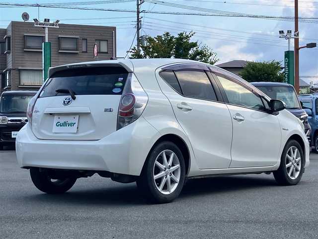 トヨタ アクア G 静岡県 2013(平25)年 5.6万km ライムホワイトパールクリスタルシャイン エンジンスタートボタン/保証書/取扱説明書/記録簿/パワーステアリング/パワーウィンドウ/アイドリングストップ/スマートキー/スペアキー１本/オートエアコン/バックカメラ/純正ナビ/純正フロアマット/純正アルミホイール/ABS/横滑り防止装置/オートライト/Wエアバック