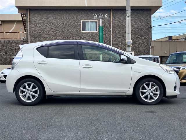 トヨタ アクア G 静岡県 2013(平25)年 5.6万km ライムホワイトパールクリスタルシャイン エンジンスタートボタン/保証書/取扱説明書/記録簿/パワーステアリング/パワーウィンドウ/アイドリングストップ/スマートキー/スペアキー１本/オートエアコン/バックカメラ/純正ナビ/純正フロアマット/純正アルミホイール/ABS/横滑り防止装置/オートライト/Wエアバック