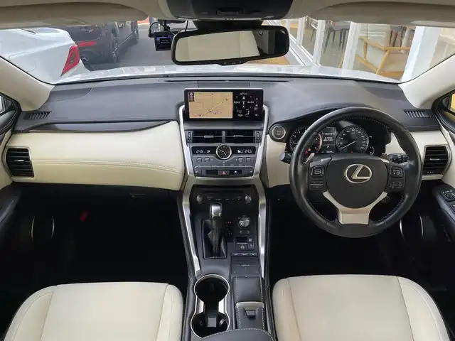 レクサス ＮＸ 300 Iパッケージ 山梨県 2017(平29)年 4.5万km ソニッククォーツ 3眼LED/白革/ACC/BSA/LDA/純正メモリナビ/フルセグ/バックカメラ/サイドカメラ/前後クリアランスソナー/パワーバックドア/パワーシート/シートメモリ/シートヒーター/ステアリングヒーター/Ａライト/Ａハイビーム/ドラレコ/ＣＤ/ＤＶＤ/ＢＤ