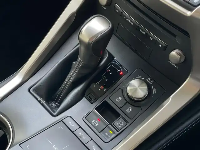 レクサス ＮＸ 300 Iパッケージ 山梨県 2017(平29)年 4.5万km ソニッククォーツ 3眼LED/白革/ACC/BSA/LDA/純正メモリナビ/フルセグ/バックカメラ/サイドカメラ/前後クリアランスソナー/パワーバックドア/パワーシート/シートメモリ/シートヒーター/ステアリングヒーター/Ａライト/Ａハイビーム/ドラレコ/ＣＤ/ＤＶＤ/ＢＤ