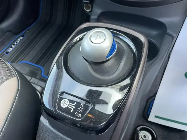 日産 ノート e－パワー メダリスト 石川県 2017(平29)年 4.5万km パール 純正メモリーナビ/純正CD/DVD/フルセグTV/アラウンドビューモニター/LEDヘッドライト/ETC/純正アルミホイール/エマージェンシーブレーキ/インテリキー/プッシュスタート/電動ミラー/オートライト/保証書