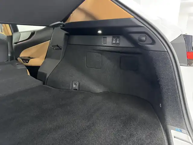 レクサス ＮＸ 350h バージョンL 三重県 2023(令5)年 1.4万km ソニッククォーツ Pガソリン・ハイブリッド/FF/MTモード付CVT/14インチディスプレイオーディオPlus＋ナビ/（FM/AM/TV/Bluetooth/USB/iPod/Miracast/CarPlay/AndroidAuto）/バックカメラ・サイドカメラ（助手席側）/ETC2.0/LEXUS Safety System＋/・プリクラッシュセーフティ/・緊急時操舵支援＋フロントクロストラフィックアラート＋レーンチェンジアシスト/・アダプティブハイビームシステム/・レーントレーシングアシスト/・レーダークルコン/・ロードサインアシスト/・プロアクティブドライビングアシスト/●ブラインドスポットモニター/●安心降車アシスト/●パーキングサポートブレーキ（前後静止物＋後方接近車両）/●ITS Connect/など/装備/・茶革シート（本革）/・8wayパワーシート（Dメモリー、ランバーサポート付/N）/・シートベンチレーション（D/N）/・シートヒーター（D/N/REAR）/・ハンズフリーパワーバックドア/・AC100Vコンセント（100W）/・カラーヘッドアップディスプレイ（連動ステアリングスイッチ付）/・左右独立オートエアコン/・オートライト、3眼LEDヘッドランプ/・20inAW/・スマートキーx2、カードキーx1/など