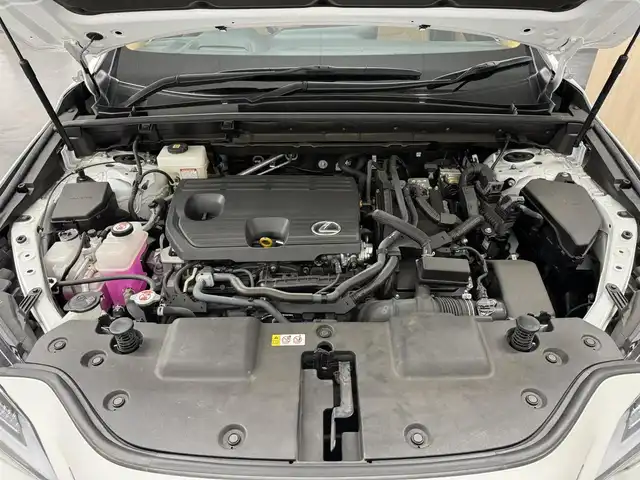 レクサス ＮＸ 350h バージョンL 三重県 2023(令5)年 1.4万km ソニッククォーツ Pガソリン・ハイブリッド/FF/MTモード付CVT/14インチディスプレイオーディオPlus＋ナビ/（FM/AM/TV/Bluetooth/USB/iPod/Miracast/CarPlay/AndroidAuto）/バックカメラ・サイドカメラ（助手席側）/ETC2.0/LEXUS Safety System＋/・プリクラッシュセーフティ/・緊急時操舵支援＋フロントクロストラフィックアラート＋レーンチェンジアシスト/・アダプティブハイビームシステム/・レーントレーシングアシスト/・レーダークルコン/・ロードサインアシスト/・プロアクティブドライビングアシスト/●ブラインドスポットモニター/●安心降車アシスト/●パーキングサポートブレーキ（前後静止物＋後方接近車両）/●ITS Connect/など/装備/・茶革シート（本革）/・8wayパワーシート（Dメモリー、ランバーサポート付/N）/・シートベンチレーション（D/N）/・シートヒーター（D/N/REAR）/・ハンズフリーパワーバックドア/・AC100Vコンセント（100W）/・カラーヘッドアップディスプレイ（連動ステアリングスイッチ付）/・左右独立オートエアコン/・オートライト、3眼LEDヘッドランプ/・20inAW/・スマートキーx2、カードキーx1/など