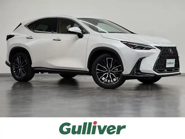 レクサス ＮＸ 350h バージョンL 三重県 2023(令5)年 1.4万km ソニッククォーツ Pガソリン・ハイブリッド/FF/MTモード付CVT/14インチディスプレイオーディオPlus＋ナビ/（FM/AM/TV/Bluetooth/USB/iPod/Miracast/CarPlay/AndroidAuto）/バックカメラ・サイドカメラ（助手席側）/ETC2.0/LEXUS Safety System＋/・プリクラッシュセーフティ/・緊急時操舵支援＋フロントクロストラフィックアラート＋レーンチェンジアシスト/・アダプティブハイビームシステム/・レーントレーシングアシスト/・レーダークルコン/・ロードサインアシスト/・プロアクティブドライビングアシスト/●ブラインドスポットモニター/●安心降車アシスト/●パーキングサポートブレーキ（前後静止物＋後方接近車両）/●ITS Connect/など/装備/・茶革シート（本革）/・8wayパワーシート（Dメモリー、ランバーサポート付/N）/・シートベンチレーション（D/N）/・シートヒーター（D/N/REAR）/・ハンズフリーパワーバックドア/・AC100Vコンセント（100W）/・カラーヘッドアップディスプレイ（連動ステアリングスイッチ付）/・左右独立オートエアコン/・オートライト、3眼LEDヘッドランプ/・20inAW/・スマートキーx2、カードキーx1/など
