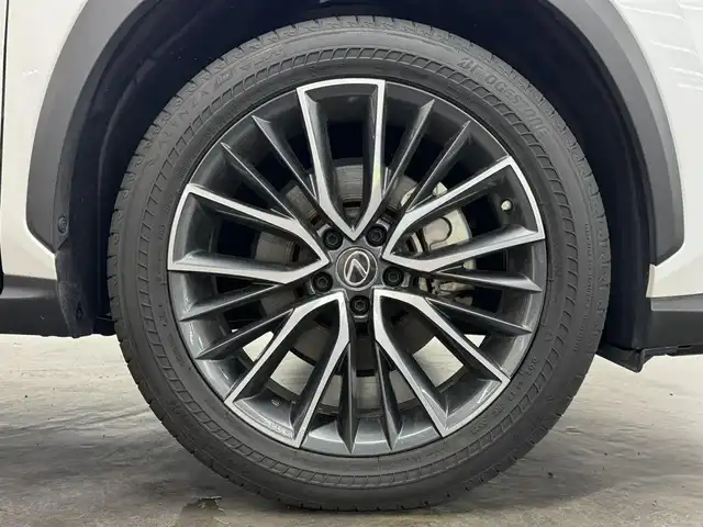 レクサス ＮＸ 350h バージョンL 三重県 2023(令5)年 1.4万km ソニッククォーツ Pガソリン・ハイブリッド/FF/MTモード付CVT/14インチディスプレイオーディオPlus＋ナビ/（FM/AM/TV/Bluetooth/USB/iPod/Miracast/CarPlay/AndroidAuto）/バックカメラ・サイドカメラ（助手席側）/ETC2.0/LEXUS Safety System＋/・プリクラッシュセーフティ/・緊急時操舵支援＋フロントクロストラフィックアラート＋レーンチェンジアシスト/・アダプティブハイビームシステム/・レーントレーシングアシスト/・レーダークルコン/・ロードサインアシスト/・プロアクティブドライビングアシスト/●ブラインドスポットモニター/●安心降車アシスト/●パーキングサポートブレーキ（前後静止物＋後方接近車両）/●ITS Connect/など/装備/・茶革シート（本革）/・8wayパワーシート（Dメモリー、ランバーサポート付/N）/・シートベンチレーション（D/N）/・シートヒーター（D/N/REAR）/・ハンズフリーパワーバックドア/・AC100Vコンセント（100W）/・カラーヘッドアップディスプレイ（連動ステアリングスイッチ付）/・左右独立オートエアコン/・オートライト、3眼LEDヘッドランプ/・20inAW/・スマートキーx2、カードキーx1/など