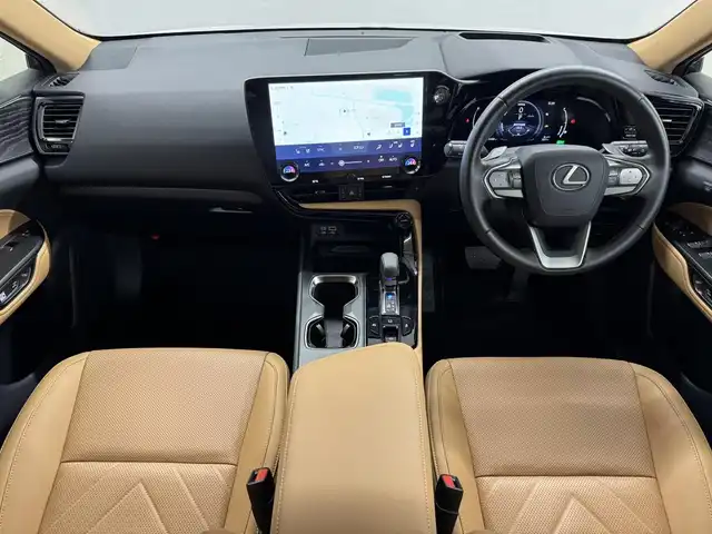 レクサス ＮＸ 350h バージョンL 三重県 2023(令5)年 1.4万km ソニッククォーツ Pガソリン・ハイブリッド/FF/MTモード付CVT/14インチディスプレイオーディオPlus＋ナビ/（FM/AM/TV/Bluetooth/USB/iPod/Miracast/CarPlay/AndroidAuto）/バックカメラ・サイドカメラ（助手席側）/ETC2.0/LEXUS Safety System＋/・プリクラッシュセーフティ/・緊急時操舵支援＋フロントクロストラフィックアラート＋レーンチェンジアシスト/・アダプティブハイビームシステム/・レーントレーシングアシスト/・レーダークルコン/・ロードサインアシスト/・プロアクティブドライビングアシスト/●ブラインドスポットモニター/●安心降車アシスト/●パーキングサポートブレーキ（前後静止物＋後方接近車両）/●ITS Connect/など/装備/・茶革シート（本革）/・8wayパワーシート（Dメモリー、ランバーサポート付/N）/・シートベンチレーション（D/N）/・シートヒーター（D/N/REAR）/・ハンズフリーパワーバックドア/・AC100Vコンセント（100W）/・カラーヘッドアップディスプレイ（連動ステアリングスイッチ付）/・左右独立オートエアコン/・オートライト、3眼LEDヘッドランプ/・20inAW/・スマートキーx2、カードキーx1/など