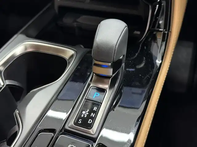 レクサス ＮＸ 350h バージョンL 三重県 2023(令5)年 1.4万km ソニッククォーツ Pガソリン・ハイブリッド/FF/MTモード付CVT/14インチディスプレイオーディオPlus＋ナビ/（FM/AM/TV/Bluetooth/USB/iPod/Miracast/CarPlay/AndroidAuto）/バックカメラ・サイドカメラ（助手席側）/ETC2.0/LEXUS Safety System＋/・プリクラッシュセーフティ/・緊急時操舵支援＋フロントクロストラフィックアラート＋レーンチェンジアシスト/・アダプティブハイビームシステム/・レーントレーシングアシスト/・レーダークルコン/・ロードサインアシスト/・プロアクティブドライビングアシスト/●ブラインドスポットモニター/●安心降車アシスト/●パーキングサポートブレーキ（前後静止物＋後方接近車両）/●ITS Connect/など/装備/・茶革シート（本革）/・8wayパワーシート（Dメモリー、ランバーサポート付/N）/・シートベンチレーション（D/N）/・シートヒーター（D/N/REAR）/・ハンズフリーパワーバックドア/・AC100Vコンセント（100W）/・カラーヘッドアップディスプレイ（連動ステアリングスイッチ付）/・左右独立オートエアコン/・オートライト、3眼LEDヘッドランプ/・20inAW/・スマートキーx2、カードキーx1/など