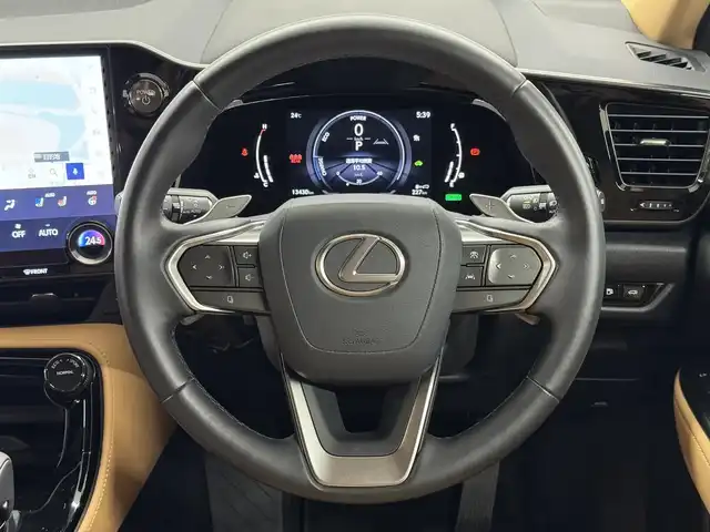 レクサス ＮＸ 350h バージョンL 三重県 2023(令5)年 1.4万km ソニッククォーツ Pガソリン・ハイブリッド/FF/MTモード付CVT/14インチディスプレイオーディオPlus＋ナビ/（FM/AM/TV/Bluetooth/USB/iPod/Miracast/CarPlay/AndroidAuto）/バックカメラ・サイドカメラ（助手席側）/ETC2.0/LEXUS Safety System＋/・プリクラッシュセーフティ/・緊急時操舵支援＋フロントクロストラフィックアラート＋レーンチェンジアシスト/・アダプティブハイビームシステム/・レーントレーシングアシスト/・レーダークルコン/・ロードサインアシスト/・プロアクティブドライビングアシスト/●ブラインドスポットモニター/●安心降車アシスト/●パーキングサポートブレーキ（前後静止物＋後方接近車両）/●ITS Connect/など/装備/・茶革シート（本革）/・8wayパワーシート（Dメモリー、ランバーサポート付/N）/・シートベンチレーション（D/N）/・シートヒーター（D/N/REAR）/・ハンズフリーパワーバックドア/・AC100Vコンセント（100W）/・カラーヘッドアップディスプレイ（連動ステアリングスイッチ付）/・左右独立オートエアコン/・オートライト、3眼LEDヘッドランプ/・20inAW/・スマートキーx2、カードキーx1/など