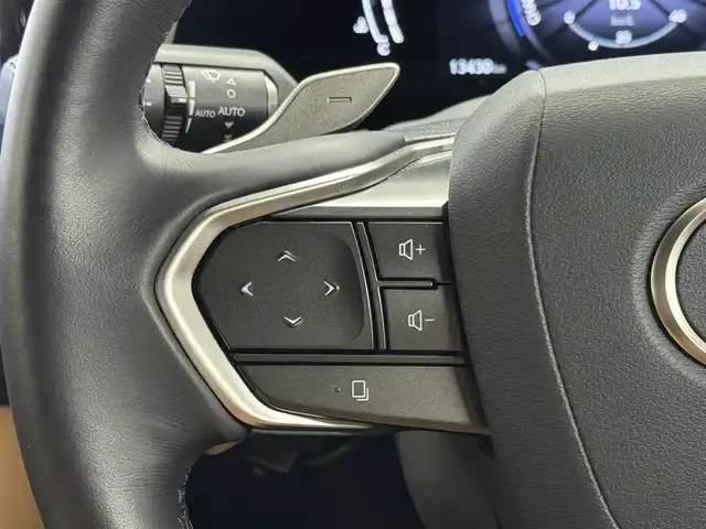 レクサス ＮＸ 350h バージョンL 三重県 2023(令5)年 1.4万km ソニッククォーツ Pガソリン・ハイブリッド/FF/MTモード付CVT/14インチディスプレイオーディオPlus＋ナビ/（FM/AM/TV/Bluetooth/USB/iPod/Miracast/CarPlay/AndroidAuto）/バックカメラ・サイドカメラ（助手席側）/ETC2.0/LEXUS Safety System＋/・プリクラッシュセーフティ/・緊急時操舵支援＋フロントクロストラフィックアラート＋レーンチェンジアシスト/・アダプティブハイビームシステム/・レーントレーシングアシスト/・レーダークルコン/・ロードサインアシスト/・プロアクティブドライビングアシスト/●ブラインドスポットモニター/●安心降車アシスト/●パーキングサポートブレーキ（前後静止物＋後方接近車両）/●ITS Connect/など/装備/・茶革シート（本革）/・8wayパワーシート（Dメモリー、ランバーサポート付/N）/・シートベンチレーション（D/N）/・シートヒーター（D/N/REAR）/・ハンズフリーパワーバックドア/・AC100Vコンセント（100W）/・カラーヘッドアップディスプレイ（連動ステアリングスイッチ付）/・左右独立オートエアコン/・オートライト、3眼LEDヘッドランプ/・20inAW/・スマートキーx2、カードキーx1/など
