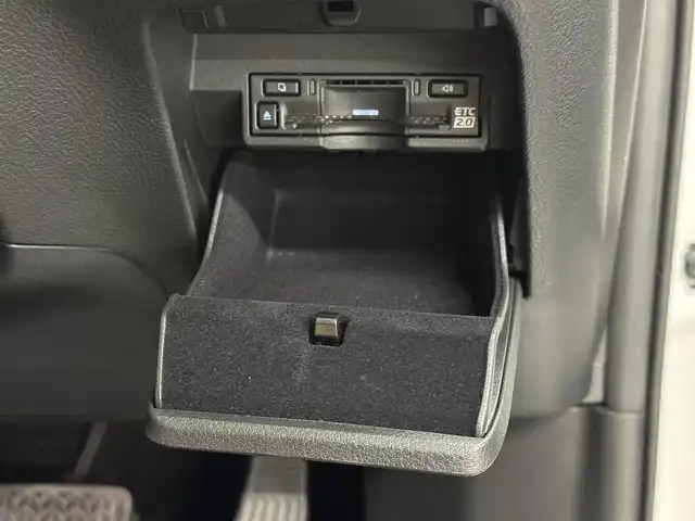 レクサス ＮＸ 350h バージョンL 三重県 2023(令5)年 1.4万km ソニッククォーツ Pガソリン・ハイブリッド/FF/MTモード付CVT/14インチディスプレイオーディオPlus＋ナビ/（FM/AM/TV/Bluetooth/USB/iPod/Miracast/CarPlay/AndroidAuto）/バックカメラ・サイドカメラ（助手席側）/ETC2.0/LEXUS Safety System＋/・プリクラッシュセーフティ/・緊急時操舵支援＋フロントクロストラフィックアラート＋レーンチェンジアシスト/・アダプティブハイビームシステム/・レーントレーシングアシスト/・レーダークルコン/・ロードサインアシスト/・プロアクティブドライビングアシスト/●ブラインドスポットモニター/●安心降車アシスト/●パーキングサポートブレーキ（前後静止物＋後方接近車両）/●ITS Connect/など/装備/・茶革シート（本革）/・8wayパワーシート（Dメモリー、ランバーサポート付/N）/・シートベンチレーション（D/N）/・シートヒーター（D/N/REAR）/・ハンズフリーパワーバックドア/・AC100Vコンセント（100W）/・カラーヘッドアップディスプレイ（連動ステアリングスイッチ付）/・左右独立オートエアコン/・オートライト、3眼LEDヘッドランプ/・20inAW/・スマートキーx2、カードキーx1/など