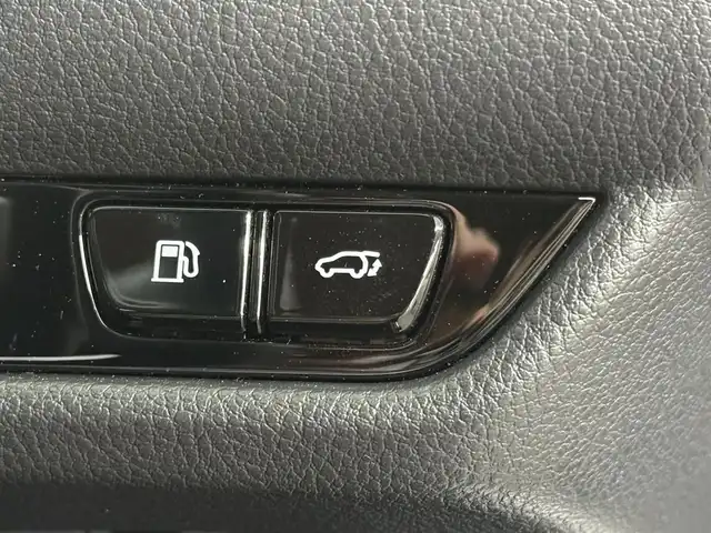 レクサス ＮＸ 350h バージョンL 三重県 2023(令5)年 1.4万km ソニッククォーツ Pガソリン・ハイブリッド/FF/MTモード付CVT/14インチディスプレイオーディオPlus＋ナビ/（FM/AM/TV/Bluetooth/USB/iPod/Miracast/CarPlay/AndroidAuto）/バックカメラ・サイドカメラ（助手席側）/ETC2.0/LEXUS Safety System＋/・プリクラッシュセーフティ/・緊急時操舵支援＋フロントクロストラフィックアラート＋レーンチェンジアシスト/・アダプティブハイビームシステム/・レーントレーシングアシスト/・レーダークルコン/・ロードサインアシスト/・プロアクティブドライビングアシスト/●ブラインドスポットモニター/●安心降車アシスト/●パーキングサポートブレーキ（前後静止物＋後方接近車両）/●ITS Connect/など/装備/・茶革シート（本革）/・8wayパワーシート（Dメモリー、ランバーサポート付/N）/・シートベンチレーション（D/N）/・シートヒーター（D/N/REAR）/・ハンズフリーパワーバックドア/・AC100Vコンセント（100W）/・カラーヘッドアップディスプレイ（連動ステアリングスイッチ付）/・左右独立オートエアコン/・オートライト、3眼LEDヘッドランプ/・20inAW/・スマートキーx2、カードキーx1/など