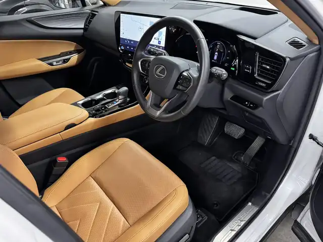 レクサス ＮＸ 350h バージョンL 三重県 2023(令5)年 1.4万km ソニッククォーツ Pガソリン・ハイブリッド/FF/MTモード付CVT/14インチディスプレイオーディオPlus＋ナビ/（FM/AM/TV/Bluetooth/USB/iPod/Miracast/CarPlay/AndroidAuto）/バックカメラ・サイドカメラ（助手席側）/ETC2.0/LEXUS Safety System＋/・プリクラッシュセーフティ/・緊急時操舵支援＋フロントクロストラフィックアラート＋レーンチェンジアシスト/・アダプティブハイビームシステム/・レーントレーシングアシスト/・レーダークルコン/・ロードサインアシスト/・プロアクティブドライビングアシスト/●ブラインドスポットモニター/●安心降車アシスト/●パーキングサポートブレーキ（前後静止物＋後方接近車両）/●ITS Connect/など/装備/・茶革シート（本革）/・8wayパワーシート（Dメモリー、ランバーサポート付/N）/・シートベンチレーション（D/N）/・シートヒーター（D/N/REAR）/・ハンズフリーパワーバックドア/・AC100Vコンセント（100W）/・カラーヘッドアップディスプレイ（連動ステアリングスイッチ付）/・左右独立オートエアコン/・オートライト、3眼LEDヘッドランプ/・20inAW/・スマートキーx2、カードキーx1/など