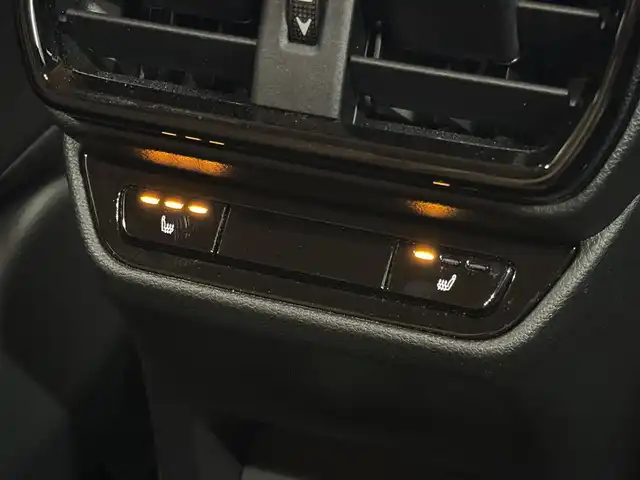 レクサス ＮＸ 350h バージョンL 三重県 2023(令5)年 1.4万km ソニッククォーツ Pガソリン・ハイブリッド/FF/MTモード付CVT/14インチディスプレイオーディオPlus＋ナビ/（FM/AM/TV/Bluetooth/USB/iPod/Miracast/CarPlay/AndroidAuto）/バックカメラ・サイドカメラ（助手席側）/ETC2.0/LEXUS Safety System＋/・プリクラッシュセーフティ/・緊急時操舵支援＋フロントクロストラフィックアラート＋レーンチェンジアシスト/・アダプティブハイビームシステム/・レーントレーシングアシスト/・レーダークルコン/・ロードサインアシスト/・プロアクティブドライビングアシスト/●ブラインドスポットモニター/●安心降車アシスト/●パーキングサポートブレーキ（前後静止物＋後方接近車両）/●ITS Connect/など/装備/・茶革シート（本革）/・8wayパワーシート（Dメモリー、ランバーサポート付/N）/・シートベンチレーション（D/N）/・シートヒーター（D/N/REAR）/・ハンズフリーパワーバックドア/・AC100Vコンセント（100W）/・カラーヘッドアップディスプレイ（連動ステアリングスイッチ付）/・左右独立オートエアコン/・オートライト、3眼LEDヘッドランプ/・20inAW/・スマートキーx2、カードキーx1/など