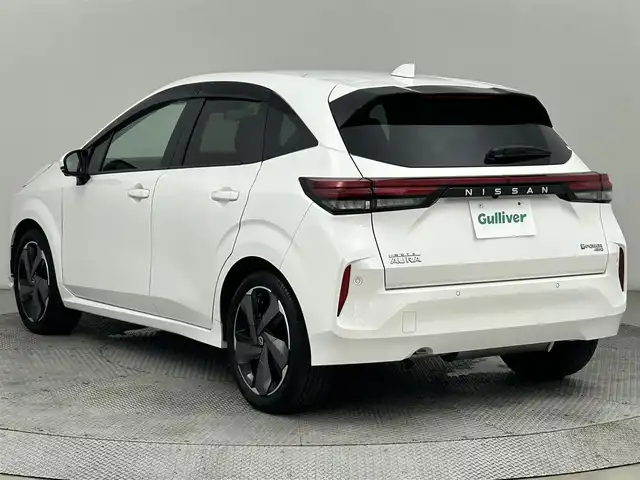 日産 オーラ G FOUR レザーエディション 道央・札幌 2022(令4)年 3万km ピュアホワイトパール ・４WD/・寒冷地仕様/・純正9インチナビ/　CD/DVD/SD/BT/フルセグ/・アラウンドビューモニター/・インテリジェントルームミラー/・前後ドライブレコーダー/・エマージェンシーブレーキ/・レーンキープアシスト/・ブラインドスポットモニター/・クリアランスソナー/・レザーシート/・前席シートヒーター/・LEDヘッドライト/・フォグライト/・オートライト/・プッシュスタート/・スマートキー/・純正フロアマット/・ドアバイザー