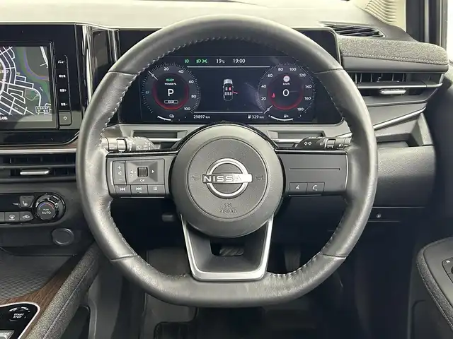 日産 オーラ G FOUR レザーエディション 道央・札幌 2022(令4)年 3万km ピュアホワイトパール ・４WD/・寒冷地仕様/・純正9インチナビ/　CD/DVD/SD/BT/フルセグ/・アラウンドビューモニター/・インテリジェントルームミラー/・前後ドライブレコーダー/・エマージェンシーブレーキ/・レーンキープアシスト/・ブラインドスポットモニター/・クリアランスソナー/・レザーシート/・前席シートヒーター/・LEDヘッドライト/・フォグライト/・オートライト/・プッシュスタート/・スマートキー/・純正フロアマット/・ドアバイザー