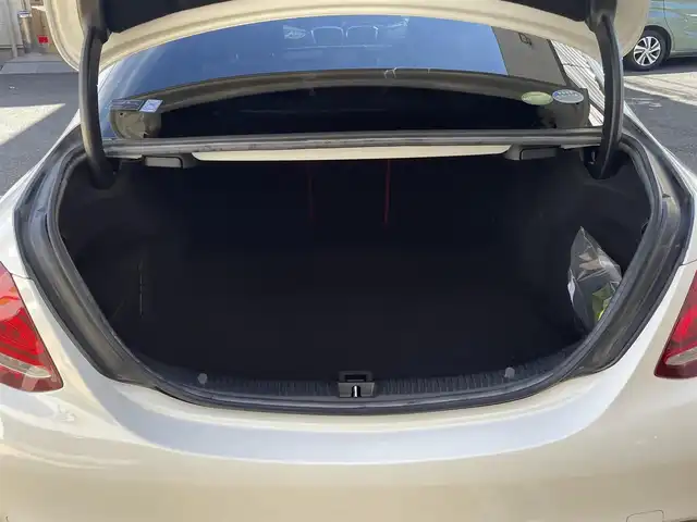 メルセデス・ベンツ Ｃ２５０ スポーツ 静岡県 2015(平27)年 2.2万km ポーラホワイト ワンオーナー/純正ナビ/フルセグTV/DVD/CD/BT/バックカメラ/ブルメスターサウンド/赤革シート/前席シートヒーター/前席メモリー付パワーシート/パフュームアトマイザー/パワートランク/ビルトインETC/LEDヘッドライト/前方ドライブレコーダー/パドルシフト/衝突軽減ブレーキ/レーンキープアシスト/クリアランスソナー/ブラインドスポットモニター/ヘッドアップディスプレイ/レーダークルーズコントロール/純正19インチAW/スマートキー×2/保証書/取扱説明書/H30/R2/R4/R6点検記録簿有