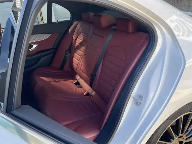 メルセデス・ベンツ Ｃ２５０ スポーツ 静岡県 2015(平27)年 2.2万km ポーラホワイト ワンオーナー/純正ナビ/フルセグTV/DVD/CD/BT/バックカメラ/ブルメスターサウンド/赤革シート/前席シートヒーター/前席メモリー付パワーシート/パフュームアトマイザー/パワートランク/ビルトインETC/LEDヘッドライト/前方ドライブレコーダー/パドルシフト/衝突軽減ブレーキ/レーンキープアシスト/クリアランスソナー/ブラインドスポットモニター/ヘッドアップディスプレイ/レーダークルーズコントロール/純正19インチAW/スマートキー×2/保証書/取扱説明書/H30/R2/R4/R6点検記録簿有