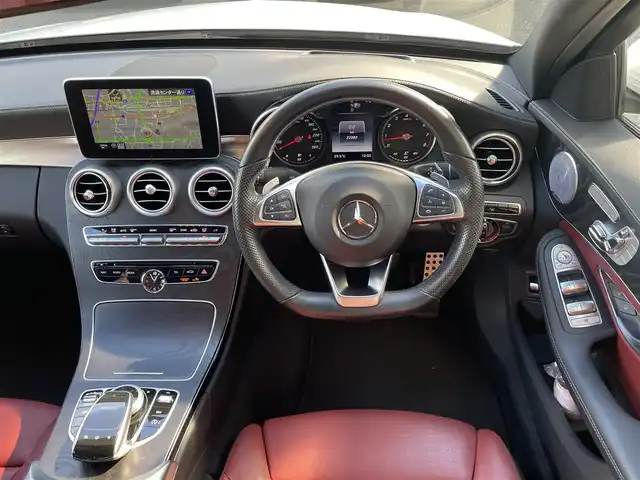 メルセデス・ベンツ Ｃ２５０ スポーツ 静岡県 2015(平27)年 2.2万km ポーラホワイト ワンオーナー/純正ナビ/フルセグTV/DVD/CD/BT/バックカメラ/ブルメスターサウンド/赤革シート/前席シートヒーター/前席メモリー付パワーシート/パフュームアトマイザー/パワートランク/ビルトインETC/LEDヘッドライト/前方ドライブレコーダー/パドルシフト/衝突軽減ブレーキ/レーンキープアシスト/クリアランスソナー/ブラインドスポットモニター/ヘッドアップディスプレイ/レーダークルーズコントロール/純正19インチAW/スマートキー×2/保証書/取扱説明書/H30/R2/R4/R6点検記録簿有
