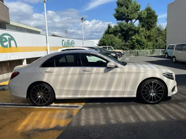 メルセデス・ベンツ Ｃ２５０ スポーツ 静岡県 2015(平27)年 2.2万km ポーラホワイト ワンオーナー/純正ナビ/フルセグTV/DVD/CD/BT/バックカメラ/ブルメスターサウンド/赤革シート/前席シートヒーター/前席メモリー付パワーシート/パフュームアトマイザー/パワートランク/ビルトインETC/LEDヘッドライト/前方ドライブレコーダー/パドルシフト/衝突軽減ブレーキ/レーンキープアシスト/クリアランスソナー/ブラインドスポットモニター/ヘッドアップディスプレイ/レーダークルーズコントロール/純正19インチAW/スマートキー×2/保証書/取扱説明書/H30/R2/R4/R6点検記録簿有