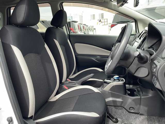 日産 ノート e－パワー X 長野県 2017(平29)年 5.4万km ブリリアントホワイトパール 登録時走行距離 53808km/７インチ純正ナビ/Bluetooth Audio/フルセグテレビ/全周囲カメラ/バックカメラ/前後ドライブレコーダー/デジタルインナーミラー/電動格納ドアミラー/ＥＴＣ/純正フロアマット/プッシュスタート/オートライト/ドアバイザー/スマートキー/ステアリングスイッチ/横滑り防止機能/盗難防止機能