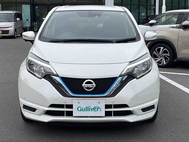 日産 ノート e－パワー X 長野県 2017(平29)年 5.4万km ブリリアントホワイトパール 登録時走行距離 53808km/７インチ純正ナビ/Bluetooth Audio/フルセグテレビ/全周囲カメラ/バックカメラ/前後ドライブレコーダー/デジタルインナーミラー/電動格納ドアミラー/ＥＴＣ/純正フロアマット/プッシュスタート/オートライト/ドアバイザー/スマートキー/ステアリングスイッチ/横滑り防止機能/盗難防止機能