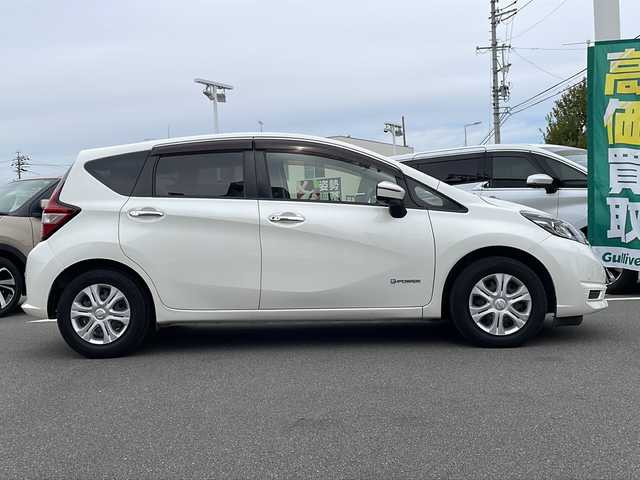 日産 ノート e－パワー X 長野県 2017(平29)年 5.4万km ブリリアントホワイトパール 登録時走行距離 53808km/７インチ純正ナビ/Bluetooth Audio/フルセグテレビ/全周囲カメラ/バックカメラ/前後ドライブレコーダー/デジタルインナーミラー/電動格納ドアミラー/ＥＴＣ/純正フロアマット/プッシュスタート/オートライト/ドアバイザー/スマートキー/ステアリングスイッチ/横滑り防止機能/盗難防止機能