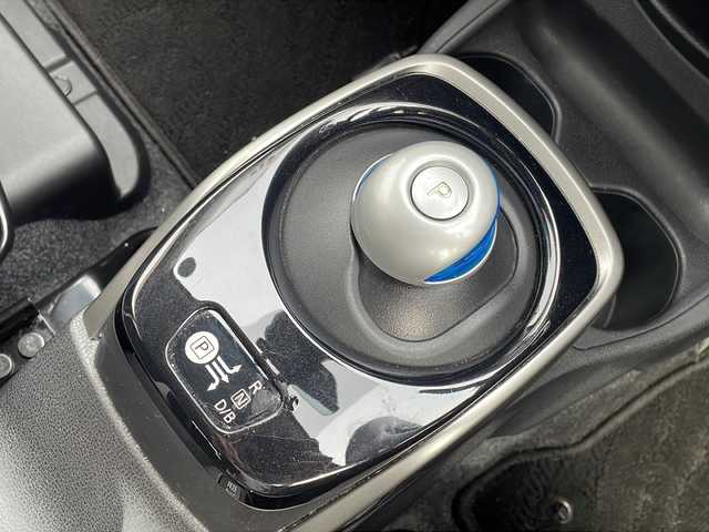 日産 ノート e－パワー X 長野県 2017(平29)年 5.4万km ブリリアントホワイトパール 登録時走行距離 53808km/７インチ純正ナビ/Bluetooth Audio/フルセグテレビ/全周囲カメラ/バックカメラ/前後ドライブレコーダー/デジタルインナーミラー/電動格納ドアミラー/ＥＴＣ/純正フロアマット/プッシュスタート/オートライト/ドアバイザー/スマートキー/ステアリングスイッチ/横滑り防止機能/盗難防止機能