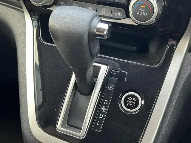 日産 セレナ X 島根県 2017(平29)年 7.9万km カシミヤグレージュ 登録時走行距離79854km/ワンオーナー/純正SDナビ(Bluetooth/AM/FM/CD/DVD)/フルセグTV/両側パワースライドドア/ブラウンハーフレザーシート/全周囲/サイド/バック/フロントカメラ/クルーズコントロール/ビルトインETC/ロールサンシェード/シートバックテーブル/純正フロアマット/前後コーナーセンサー/LEDヘッドライト/オートライト/レーンキープアシスト/横滑り防止装置/衝突被害軽減ブレーキ/ダブル/カーテンエアバッグ/ウィンカーミラー/ドアバイザー/禁煙車/取扱説明書/保証書