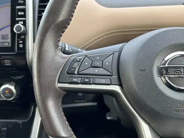 日産 セレナ X 島根県 2017(平29)年 7.9万km カシミヤグレージュ 登録時走行距離79854km/ワンオーナー/純正SDナビ(Bluetooth/AM/FM/CD/DVD)/フルセグTV/両側パワースライドドア/ブラウンハーフレザーシート/全周囲/サイド/バック/フロントカメラ/クルーズコントロール/ビルトインETC/ロールサンシェード/シートバックテーブル/純正フロアマット/前後コーナーセンサー/LEDヘッドライト/オートライト/レーンキープアシスト/横滑り防止装置/衝突被害軽減ブレーキ/ダブル/カーテンエアバッグ/ウィンカーミラー/ドアバイザー/禁煙車/取扱説明書/保証書