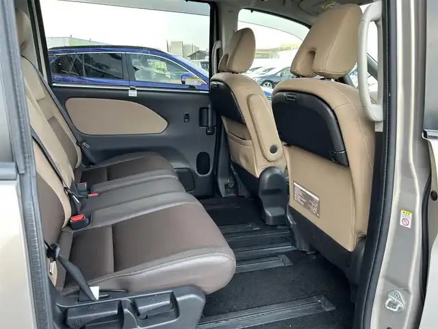 日産 セレナ X 島根県 2017(平29)年 7.9万km カシミヤグレージュ 登録時走行距離79854km/ワンオーナー/純正SDナビ(Bluetooth/AM/FM/CD/DVD)/フルセグTV/両側パワースライドドア/ブラウンハーフレザーシート/全周囲/サイド/バック/フロントカメラ/クルーズコントロール/ビルトインETC/ロールサンシェード/シートバックテーブル/純正フロアマット/前後コーナーセンサー/LEDヘッドライト/オートライト/レーンキープアシスト/横滑り防止装置/衝突被害軽減ブレーキ/ダブル/カーテンエアバッグ/ウィンカーミラー/ドアバイザー/禁煙車/取扱説明書/保証書