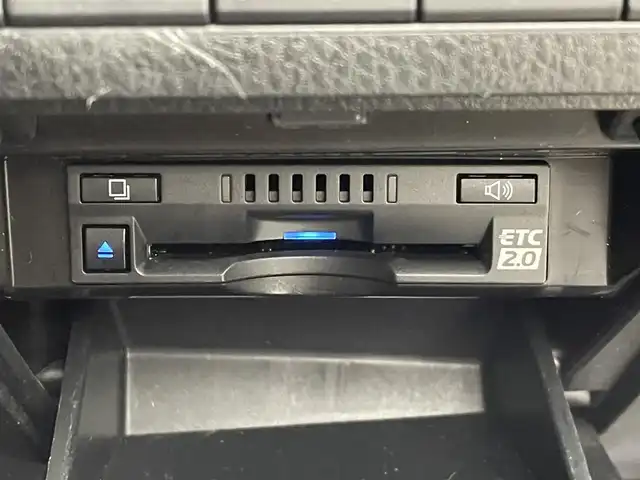 トヨタ カムリ WSレザーパッケージ 群馬県 2020(令2)年 10.7万km プラチナホワイトパールマイカ AC100V/CD/DVDプレーヤー/純正８インチディスプレイナビ/・JBLプレミアムサウンドシステム/・フルセグTV/Apple CarPlay/Android Auto/・AM/FM/Bluetooth/USB/Miracast//＝＝＝＝＝＝＝/Toyota Safety Sense/・プリクラッシュセーフティ/・レーンディパーチャーアラート/・オートマチックハイビーム/・レーダークルーズコントロール/インテリジェントクリアランスソナー/カラーヘッドアップディスプレイ/ブラインドスポットモニター/リヤクロストラフィックオートブレーキ/車両接近通報装置/パドルシフト/前席パワーシート/シートヒーター