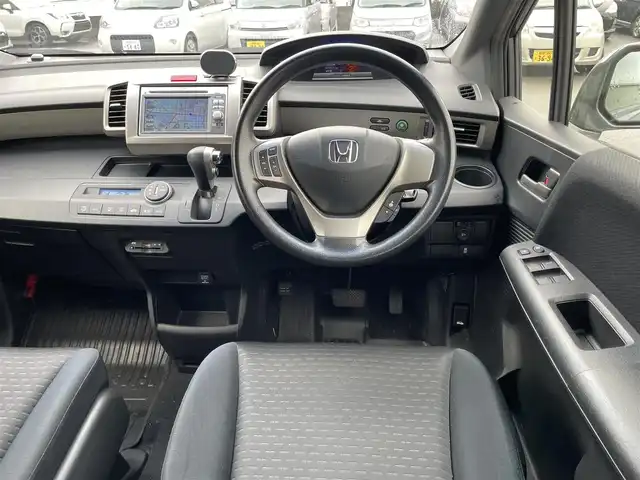 ホンダ フリード スパイク ハイブリット 静岡県 2013(平25)年 8万km モダンスティールM ワンオーナー/前後方向ドライブレコーダー/純正メモリナビ/・SD/USB/CD/DVD/バックカメラ/両側スライドドア/ステアリングリモコン/オートライト/ＥＴＣ/キーレス/純正ゴムマット/純正ＨＩＤヘッドライト/新車時保証書/取扱説明書