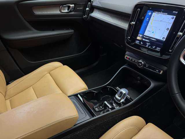 ボルボ ＸＣ４０ T5 AWD インスクリプション 千葉県 2018(平30)年 6.1万km デニムブルーメタリック パノラマＳＲ　/ｈａｒｍａｎｋａｒｄｏｎサウンド　/茶革　/ＡＣＣ　/ナビ　/ＴＶ　/３６０°　/Ｂｌｕｅｔｏｏｔｈ接続　/ＣａｒＰｌａｙ　/自動駐車　/シートＨ　/電動リアゲート　/衝突軽減Ｂ　/ＢＳＭ　/ＬＫＡ　/１オーナー