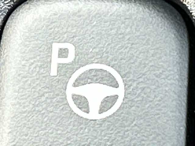 トヨタ ヤリスクロス ハイブリッド Z 道北・旭川 2021(令3)年 5.5万km ブラックマイカ/センシュアルレッドマイカ /寒冷地仕様//禁煙車//4WD//純正ディスプレイナビ/BT/USB/フルセグ//MOPトヨタチームメイト//MOPステアリングヒーター//MOPパノラミックビューモニター//MOPハンズフリーパワーバックドア//トヨタセーフティセンス/LTS/PCS/BSM/RCTA/PKSB/RSA/レーダークルーズコントロール/オートマチックハイビーム//オートライト//ミラーヒーター//前席シートヒーター//運転席パワーシート//ハーフレザー//ダウンヒルアシスト//LEDヘッドライト//フォグランプ//ステアリングスイッチ//ETC//純正フロアマット//保証書//取扱説明書