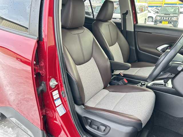 トヨタ ヤリスクロス ハイブリッド Z 道北・旭川 2021(令3)年 5.5万km ブラックマイカ/センシュアルレッドマイカ /寒冷地仕様//禁煙車//4WD//純正ディスプレイナビ/BT/USB/フルセグ//MOPトヨタチームメイト//MOPステアリングヒーター//MOPパノラミックビューモニター//MOPハンズフリーパワーバックドア//トヨタセーフティセンス/LTS/PCS/BSM/RCTA/PKSB/RSA/レーダークルーズコントロール/オートマチックハイビーム//オートライト//ミラーヒーター//前席シートヒーター//運転席パワーシート//ハーフレザー//ダウンヒルアシスト//LEDヘッドライト//フォグランプ//ステアリングスイッチ//ETC//純正フロアマット//保証書//取扱説明書