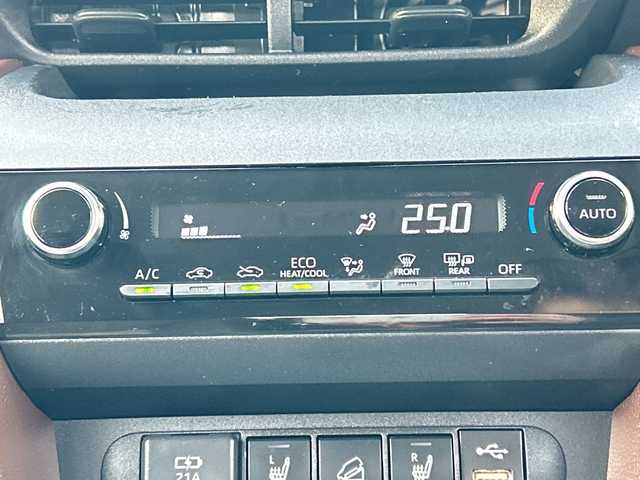 トヨタ ヤリスクロス ハイブリッド Z 道北・旭川 2021(令3)年 5.5万km ブラックマイカ/センシュアルレッドマイカ /寒冷地仕様//禁煙車//4WD//純正ディスプレイナビ/BT/USB/フルセグ//MOPトヨタチームメイト//MOPステアリングヒーター//MOPパノラミックビューモニター//MOPハンズフリーパワーバックドア//トヨタセーフティセンス/LTS/PCS/BSM/RCTA/PKSB/RSA/レーダークルーズコントロール/オートマチックハイビーム//オートライト//ミラーヒーター//前席シートヒーター//運転席パワーシート//ハーフレザー//ダウンヒルアシスト//LEDヘッドライト//フォグランプ//ステアリングスイッチ//ETC//純正フロアマット//保証書//取扱説明書