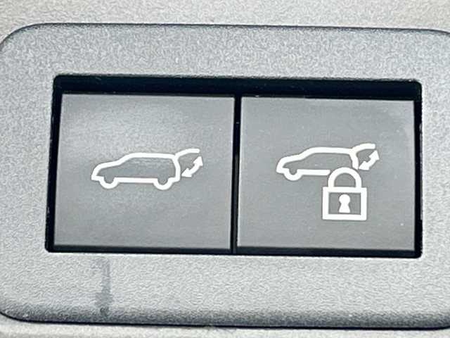 トヨタ ヤリスクロス ハイブリッド Z 道北・旭川 2021(令3)年 5.5万km ブラックマイカ/センシュアルレッドマイカ /寒冷地仕様//禁煙車//4WD//純正ディスプレイナビ/BT/USB/フルセグ//MOPトヨタチームメイト//MOPステアリングヒーター//MOPパノラミックビューモニター//MOPハンズフリーパワーバックドア//トヨタセーフティセンス/LTS/PCS/BSM/RCTA/PKSB/RSA/レーダークルーズコントロール/オートマチックハイビーム//オートライト//ミラーヒーター//前席シートヒーター//運転席パワーシート//ハーフレザー//ダウンヒルアシスト//LEDヘッドライト//フォグランプ//ステアリングスイッチ//ETC//純正フロアマット//保証書//取扱説明書