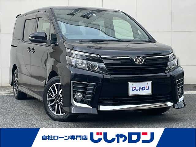 トヨタ ヴォクシー ZS 埼玉県 2014(平26)年 10.6万km ブラック (株)IDOMが運営する【じしゃロン熊谷店】の自社ローン専用車両になりますこちらは現金またはオートローンご利用時の価格です。自社ローンご希望の方は別途その旨お申付け下さい/ワンオーナー /純正ナビ(NSZT-Y62G) /CD/DVD/フルセグTV/Bluetooth/SD /バックカメラ /フリップダウンモニター /両側パワースライドドア /クルーズコントロール /ビルトインETC /2列目サンシェード/アイドリングストップ/ECOMODE/プッシュスタート/スペアキー/取扱説明書/保証書