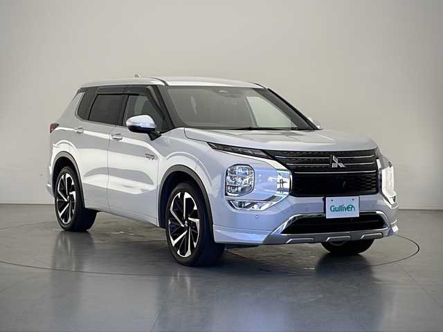 三菱 アウトランダー ＰＨＥＶ P 長野県 2022(令4)年 5.7万km ホワイトダイヤモンド 4WD/純正メモリーナビ/(フルセグ/Bluetooth/AppleCarPlay/USB)/マルチアラウンドモニター/衝突軽減ブレーキ/レーンキープアシスト/レーダークルーズコントロール/シートヒーター/ステアリングヒーター/パワーシート（D席メモリ付き）/パワーバックドア/BOSEサウンド/置くだけ充電/前後ドライブレコーダー/ETC2.0/ヘッドアップディスプレイ/LEDヘッドライト/オートライト/オートマチックハイビーム/横滑り防止装置/20インチ純正アルミホイール