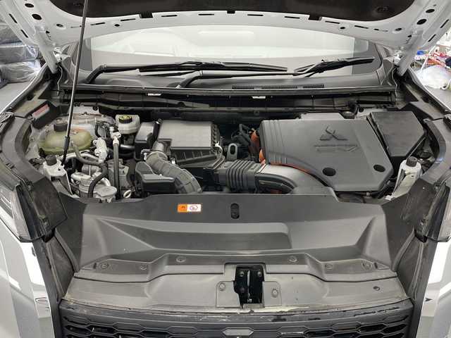 三菱 アウトランダー ＰＨＥＶ P 長野県 2022(令4)年 5.7万km ホワイトダイヤモンド 4WD/純正メモリーナビ/(フルセグ/Bluetooth/AppleCarPlay/USB)/マルチアラウンドモニター/衝突軽減ブレーキ/レーンキープアシスト/レーダークルーズコントロール/シートヒーター/ステアリングヒーター/パワーシート（D席メモリ付き）/パワーバックドア/BOSEサウンド/置くだけ充電/前後ドライブレコーダー/ETC2.0/ヘッドアップディスプレイ/LEDヘッドライト/オートライト/オートマチックハイビーム/横滑り防止装置/20インチ純正アルミホイール