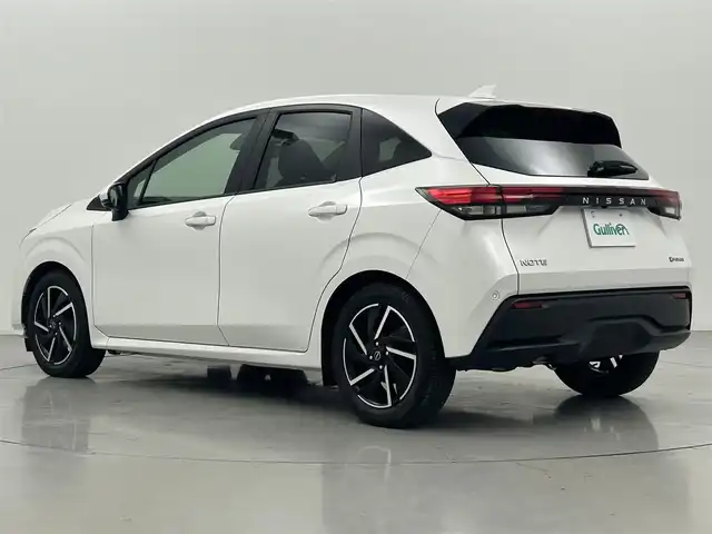 日産 ノート X 熊本県 2022(令4)年 1.8万km ピュアホワイトパール 全周囲カメラ　/ビルトインＥＴＣ2.0　/純正ナビ（ＡｐｐｌＣａｒＰｌａｙ・ＡｎｄｒｏｉｄＡｕｔｏ・フルセグ・ＢＴ・ＵＳＢ・ＨＤＭＩ）/前後クリアランスソナー　/置くだけ充電　/デジタルインナーミラー/プロパイロット/・インテリジェントエマージェンシーブレーキ/・踏み間違い衝突防止アシスト/・前方衝突予測警報/・ふらつき警報機能/・標識認識システム/・ブラインドスポットモニター/・後退時車両検知警報/横滑り防止/純正フロアマット/純正１６インチAW/オートライト/LEDヘッドライト/フォグライト/スマートキー/プッシュスタート/スペアキー1本/保証書/取扱説明書