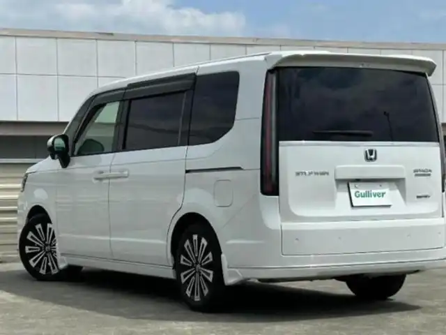 ホンダ ステップワゴン スパーダ eHEV プレミアムライン 大阪府 2022(令4)年 2.7万km プラチナホワイトパール ホンダセンシング/純正11.4インチナビ/・フルセグ/CD/DVD/Bluetooth/USB/全周囲カメラ/クルーズコントロール追従有/前後方向ドライブレコーダー/ブラインドスポットモニター/ビルトインETC/ハーフレザーシート/シートヒーターD/N/革巻きステアリング/・ステアリングスイッチ/オートライト/スマートキー/・プッシュスタート/LEDヘッドライト/・フォグランプ/ウインカーミラー/後席サンシェード/純正アルミホイール/純正フロアマット/ドアバイザー