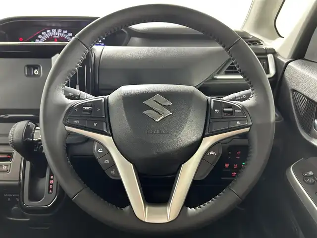 スズキ ソリオ バンディット HV MV 佐賀県 2024(令6)年 0.1万km未満 スーパーブラックパール 全方位カメラ(モニターなし)/両側パワースライドドア/前2席シートヒーター/ヘッドアップディスプレイ/ウィンカーミラー/革巻きステアリング/ステアリングスイッチ/オートエアコン/クルーズコントロール(追従あり)/レーンアシスト/LEDヘッドライト/盗難防止装置/横滑り防止装置/オートライト/スマートキー/スペアキー/プッシュスタート/USB入力端子/純正フロアマット/純正15インチアルミホイール/コーナーセンサー