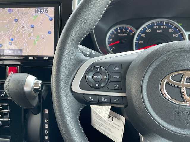 トヨタ ルーミー カスタムG－T 静岡県 2022(令4)年 2.4万km ブラックマイカメタリック ●純正ナビ/(フルセグ/CD/DVD/Bluetooth)/(NSZT-Y68T)/●全方位カメラ/●レーダークルーズコントロール/●衝突被害軽減システム/●レーンキープアシスト/●後方コーナーセンサー/●電動パーキングブレーキ/●オートブレーキホールド/●LEDライト&フォグランプ/●オートライト/●革巻きステアリング/●ステアリングスイッチ/●ETC/●両側パワースライド/●電動格納ウィンカーミラー/●WSRS+ABS/●純正１５インチアルミホイール