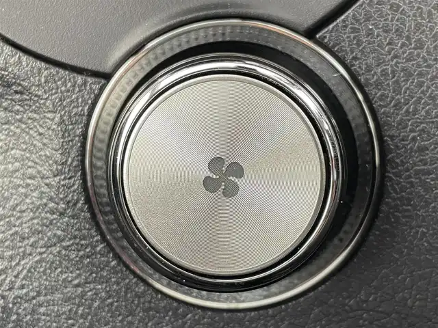 トヨタ シエンタ ハイブリッド G クエロ 大阪府 2019(令1)年 5.2万km ホワイトパールクリスタルシャイン トヨタセーフティセンス/　・衝突軽減ブレーキ/　・プリクラッシュセーフティ　PCS/　・レーンキープアシスト　LKA/　・クルーズコントロール/純正メモリナビ/　AM/FM/CD/DVD/Bluetooth/フルセグTV/バックカメラ/両側パワースライドドア /ハーフレザーシート/LEDオートライト/フォグランプ/スマートキー/プッシュスタート/ビルトインETC2.0/前後コーナーセンサー/パーキングサポートブレーキ/純正１５インチアルミホイール/純正フロアマット/電格ミラー/ドアバイザー