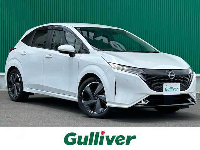 日産 オーラ G FOUR レザーエディション 宮城県 2024(令6)年 1.7万km ピュアホワイトパール 寒冷地仕様/・デアイサー/・LEDリアフォグランプ/コネクトナビゲーションシステム/・メモリーナビ/・9インチワイドディスプレイ/・地デジTV/・BOSEパーソナルプラスサウンドシステム/・USB電源ソケットタイプC(前席)/・ワイヤレス充電/・ETC2.0/・プロパイロット/・SOSコール/＝＝＝/4WD/インテリジェントエマージェンシーブレーキ/踏み間違い衝突防止アシスト/標識検知機能/前方衝突予測警報/車線逸脱警報/ふらつき警報/車線逸脱防止支援システム/エマージェンシーストップシグナル/後側方衝突防止支援システム/後側方車両検知警報/後退時車両検知機能/インテリジェントルームミラー/インテリジェントアラウンドビューモニター/純正ナビ/フルセグTV/Bluetooth/HDMI/USB/ドライブレコーダー/電動パーキングブレーキ/ブレーキホールド/本革シート/シートヒーター/ステアリングヒーター/アダプティブLEDヘッドランプ/フォグランプ/スマートキー/スペアキー有/純正17インチAW/純正フロアマット/取扱説明書/保証書