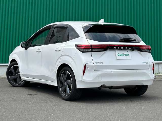 日産 オーラ G FOUR レザーエディション 宮城県 2024(令6)年 1.7万km ピュアホワイトパール 寒冷地仕様/・デアイサー/・LEDリアフォグランプ/コネクトナビゲーションシステム/・メモリーナビ/・9インチワイドディスプレイ/・地デジTV/・BOSEパーソナルプラスサウンドシステム/・USB電源ソケットタイプC(前席)/・ワイヤレス充電/・ETC2.0/・プロパイロット/・SOSコール/＝＝＝/4WD/インテリジェントエマージェンシーブレーキ/踏み間違い衝突防止アシスト/標識検知機能/前方衝突予測警報/車線逸脱警報/ふらつき警報/車線逸脱防止支援システム/エマージェンシーストップシグナル/後側方衝突防止支援システム/後側方車両検知警報/後退時車両検知機能/インテリジェントルームミラー/インテリジェントアラウンドビューモニター/純正ナビ/フルセグTV/Bluetooth/HDMI/USB/ドライブレコーダー/電動パーキングブレーキ/ブレーキホールド/本革シート/シートヒーター/ステアリングヒーター/アダプティブLEDヘッドランプ/フォグランプ/スマートキー/スペアキー有/純正17インチAW/純正フロアマット/取扱説明書/保証書