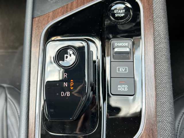 日産 オーラ G FOUR レザーエディション 宮城県 2024(令6)年 1.7万km ピュアホワイトパール 寒冷地仕様/・デアイサー/・LEDリアフォグランプ/コネクトナビゲーションシステム/・メモリーナビ/・9インチワイドディスプレイ/・地デジTV/・BOSEパーソナルプラスサウンドシステム/・USB電源ソケットタイプC(前席)/・ワイヤレス充電/・ETC2.0/・プロパイロット/・SOSコール/＝＝＝/4WD/インテリジェントエマージェンシーブレーキ/踏み間違い衝突防止アシスト/標識検知機能/前方衝突予測警報/車線逸脱警報/ふらつき警報/車線逸脱防止支援システム/エマージェンシーストップシグナル/後側方衝突防止支援システム/後側方車両検知警報/後退時車両検知機能/インテリジェントルームミラー/インテリジェントアラウンドビューモニター/純正ナビ/フルセグTV/Bluetooth/HDMI/USB/ドライブレコーダー/電動パーキングブレーキ/ブレーキホールド/本革シート/シートヒーター/ステアリングヒーター/アダプティブLEDヘッドランプ/フォグランプ/スマートキー/スペアキー有/純正17インチAW/純正フロアマット/取扱説明書/保証書
