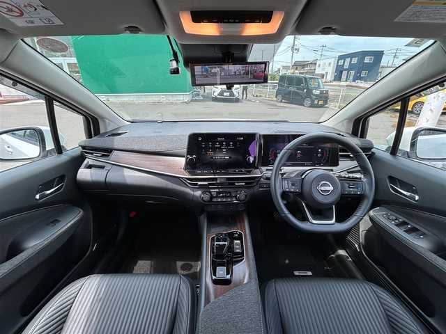日産 オーラ G FOUR レザーエディション 宮城県 2024(令6)年 1.7万km ピュアホワイトパール 寒冷地仕様/・デアイサー/・LEDリアフォグランプ/コネクトナビゲーションシステム/・メモリーナビ/・9インチワイドディスプレイ/・地デジTV/・BOSEパーソナルプラスサウンドシステム/・USB電源ソケットタイプC(前席)/・ワイヤレス充電/・ETC2.0/・プロパイロット/・SOSコール/＝＝＝/4WD/インテリジェントエマージェンシーブレーキ/踏み間違い衝突防止アシスト/標識検知機能/前方衝突予測警報/車線逸脱警報/ふらつき警報/車線逸脱防止支援システム/エマージェンシーストップシグナル/後側方衝突防止支援システム/後側方車両検知警報/後退時車両検知機能/インテリジェントルームミラー/インテリジェントアラウンドビューモニター/純正ナビ/フルセグTV/Bluetooth/HDMI/USB/ドライブレコーダー/電動パーキングブレーキ/ブレーキホールド/本革シート/シートヒーター/ステアリングヒーター/アダプティブLEDヘッドランプ/フォグランプ/スマートキー/スペアキー有/純正17インチAW/純正フロアマット/取扱説明書/保証書